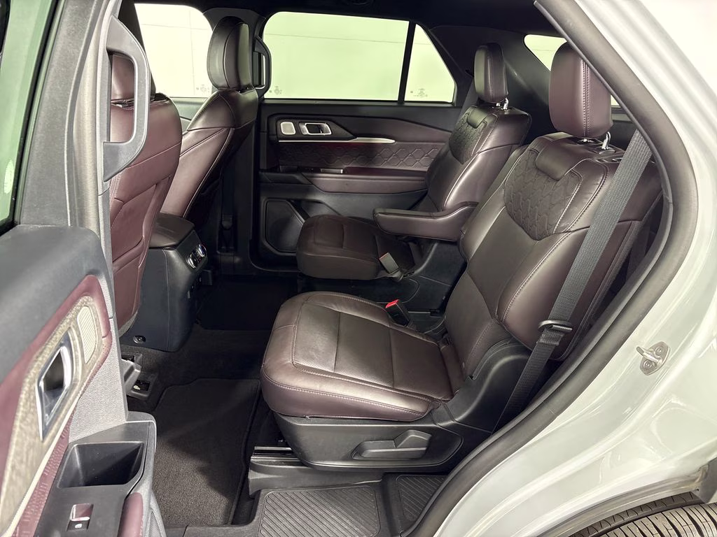 2025 Space White Metallic Ford Explorer Platinum 4X4 SUV