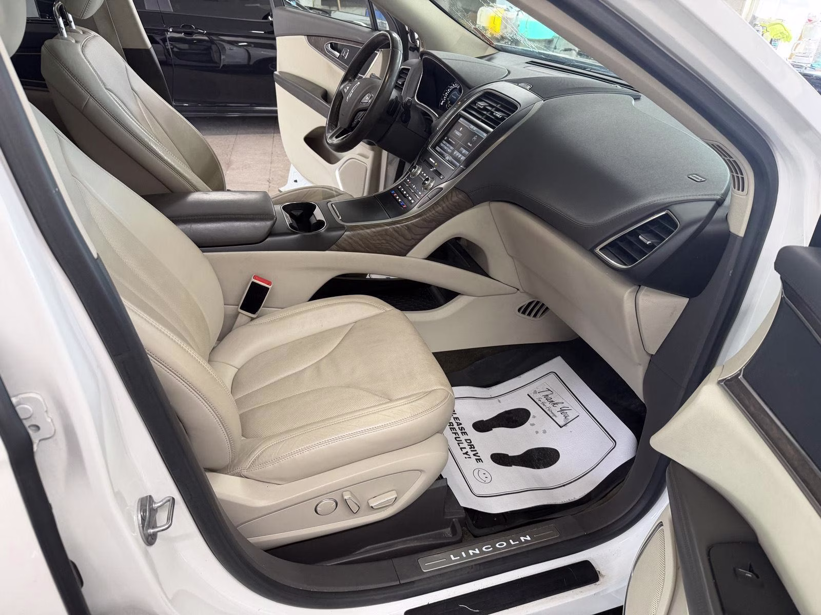 2016 White Platinum Metallic Tri-Coat Lincoln MKX Reserve FWD SUV