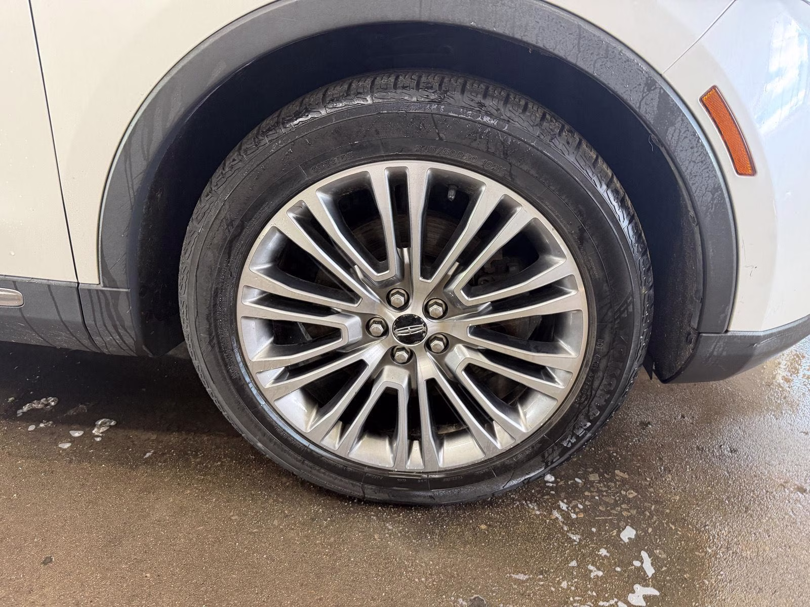 2016 White Platinum Metallic Tri-Coat Lincoln MKX Reserve FWD SUV