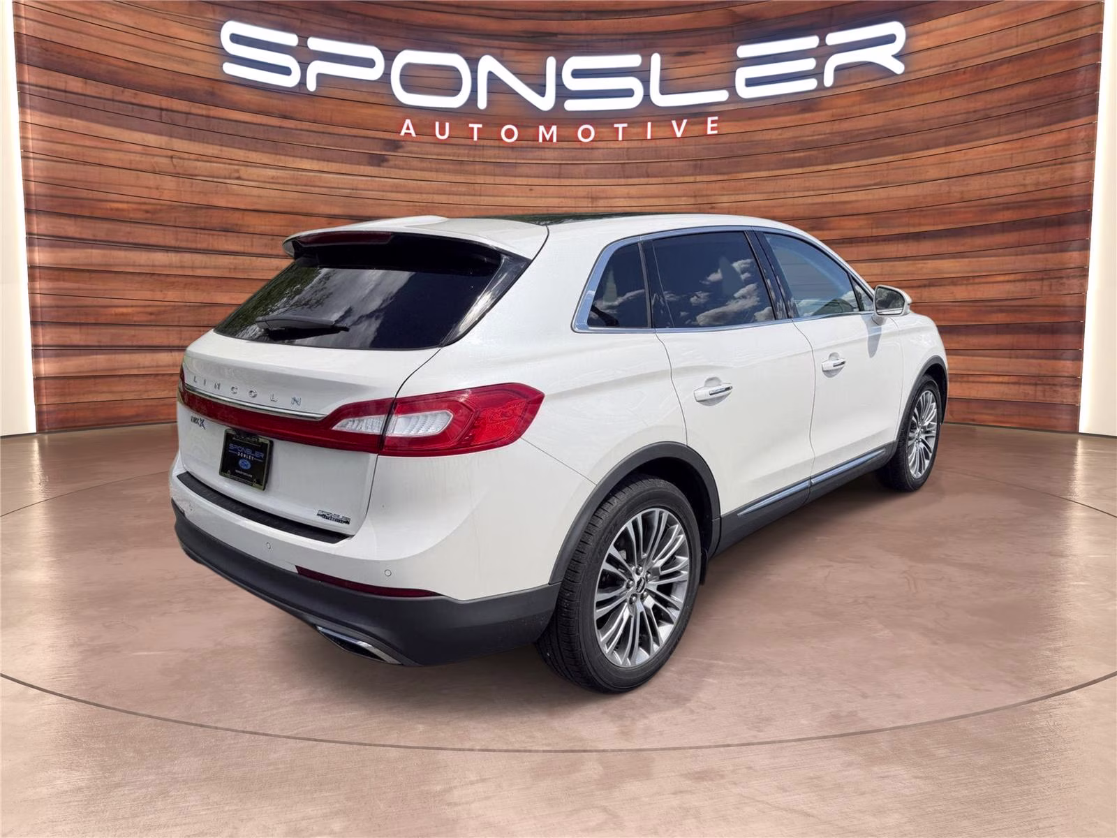 2016 White Platinum Metallic Tri-Coat Lincoln MKX Reserve FWD SUV