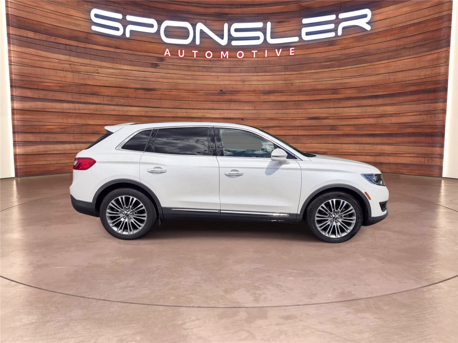 2016 White Platinum Metallic Tri-Coat Lincoln MKX Reserve FWD SUV