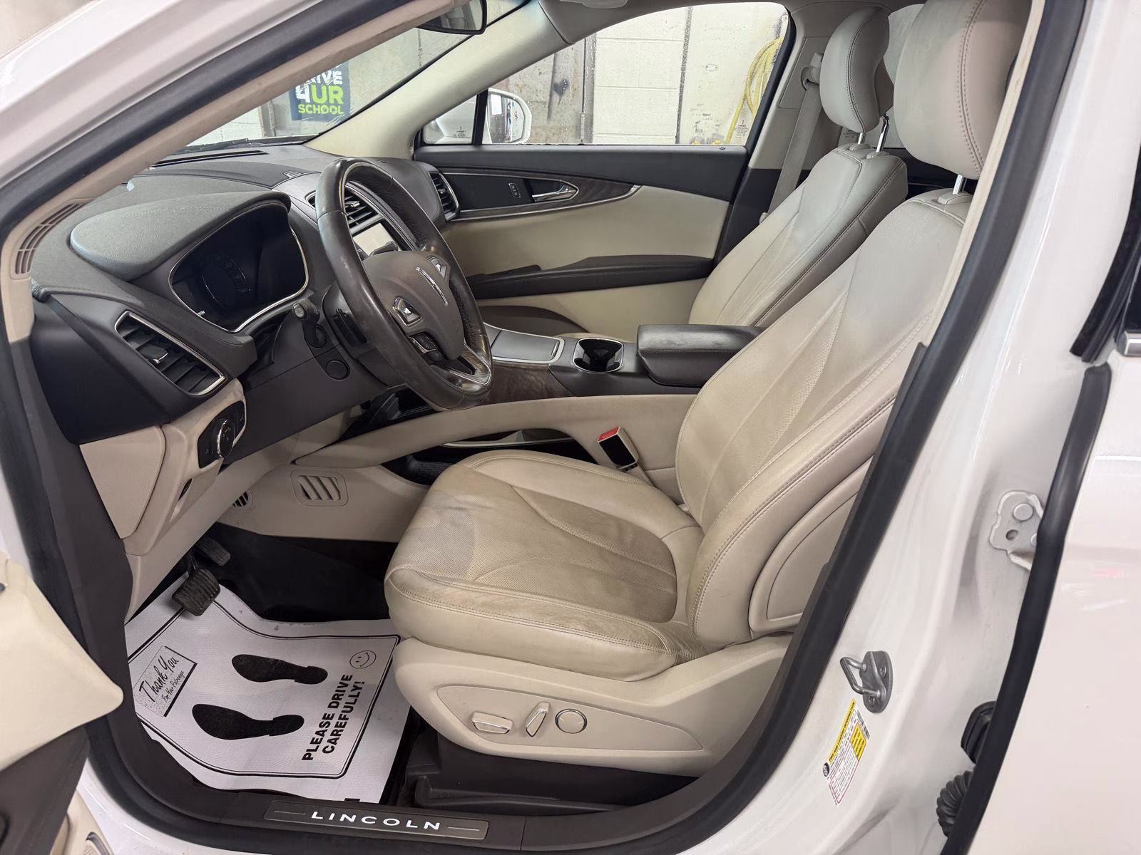 2016 White Platinum Metallic Tri-Coat Lincoln MKX Reserve FWD SUV