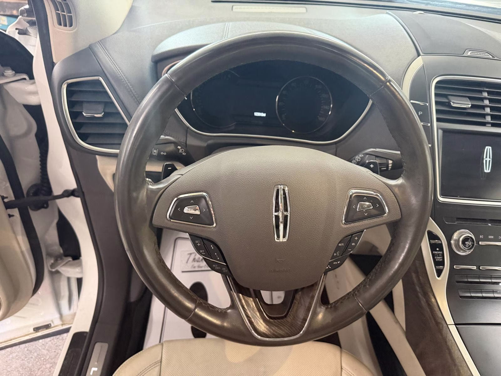 2016 White Platinum Metallic Tri-Coat Lincoln MKX Reserve FWD SUV