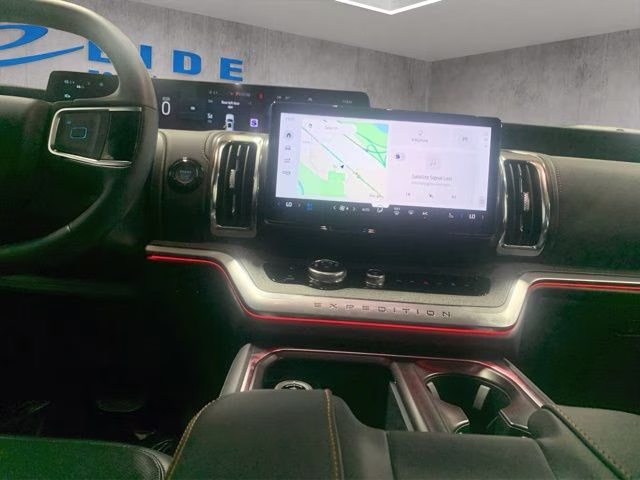 2026 Star White Metallic Tri-Coat Ford Expedition Tremor 4X4 SUV