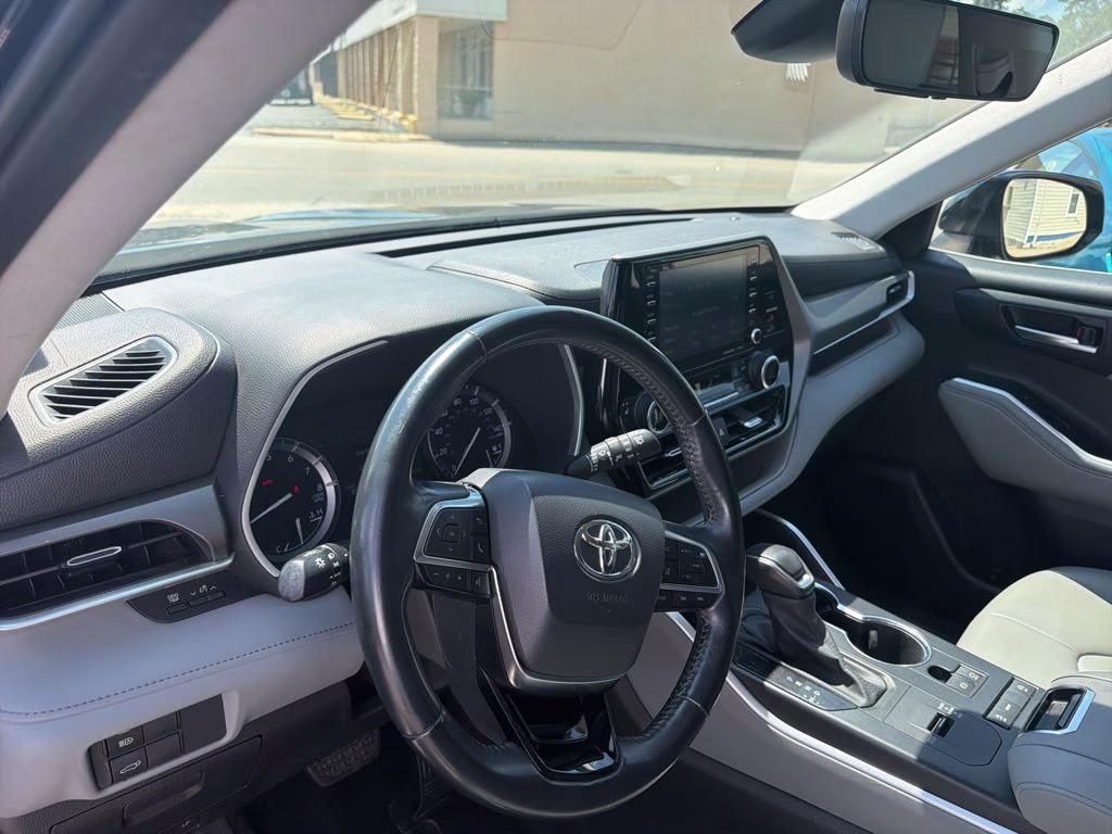 2021 Midnight Black Metallic Toyota Highlander XLE FWD SUV