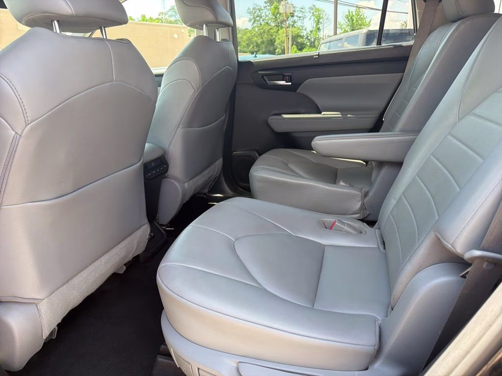 2021 Midnight Black Metallic Toyota Highlander XLE FWD SUV