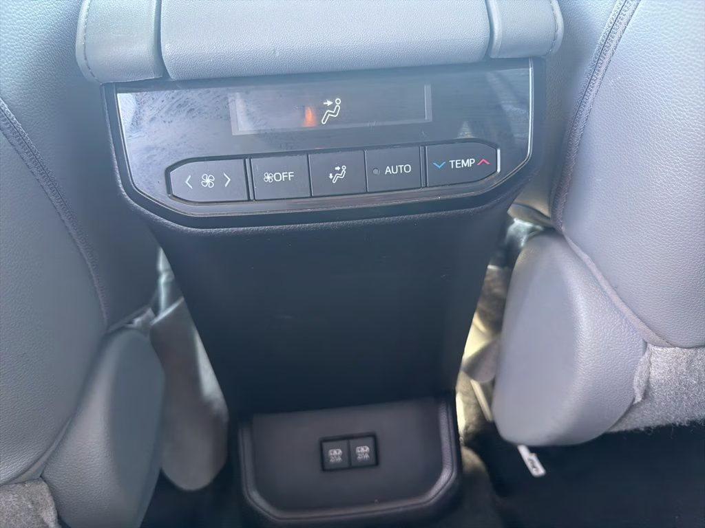 2021 Midnight Black Metallic Toyota Highlander XLE FWD SUV