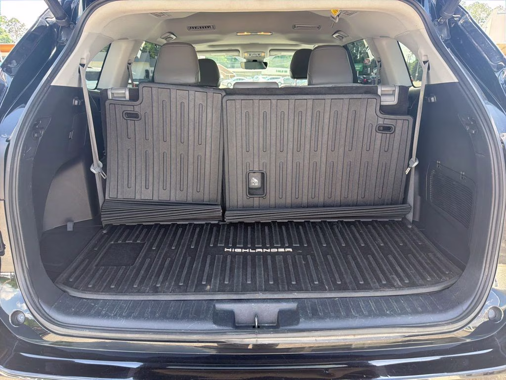2021 Midnight Black Metallic Toyota Highlander XLE FWD SUV