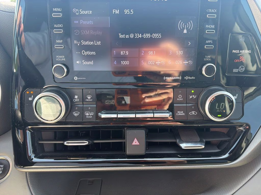 2021 Midnight Black Metallic Toyota Highlander XLE FWD SUV