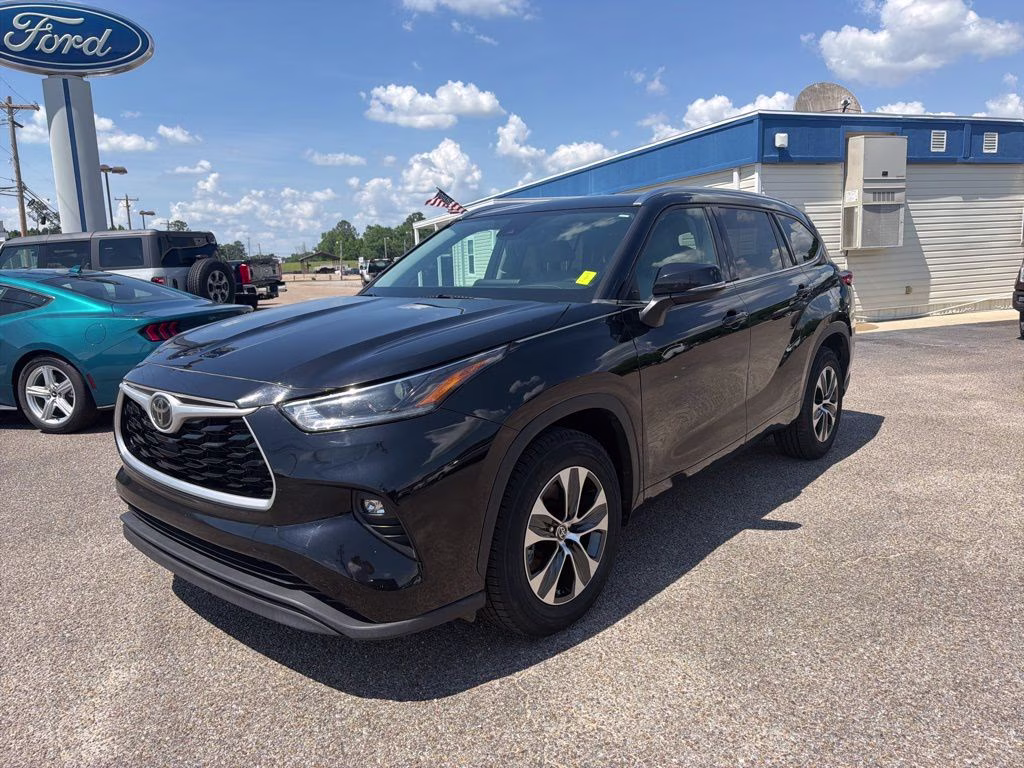 2021 Midnight Black Metallic Toyota Highlander XLE FWD SUV