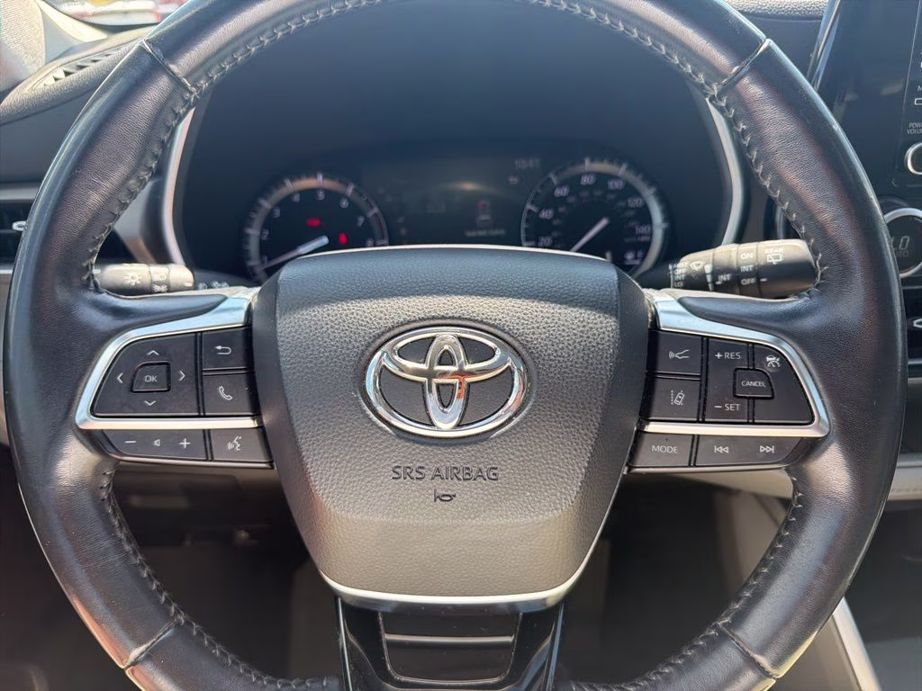 2021 Midnight Black Metallic Toyota Highlander XLE FWD SUV