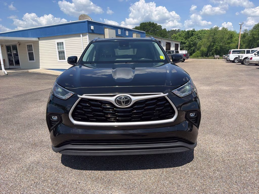 2021 Midnight Black Metallic Toyota Highlander XLE FWD SUV