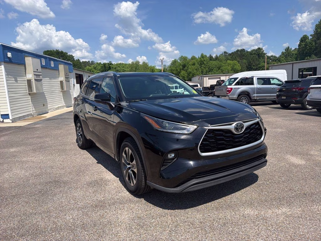 2021 Midnight Black Metallic Toyota Highlander XLE FWD SUV