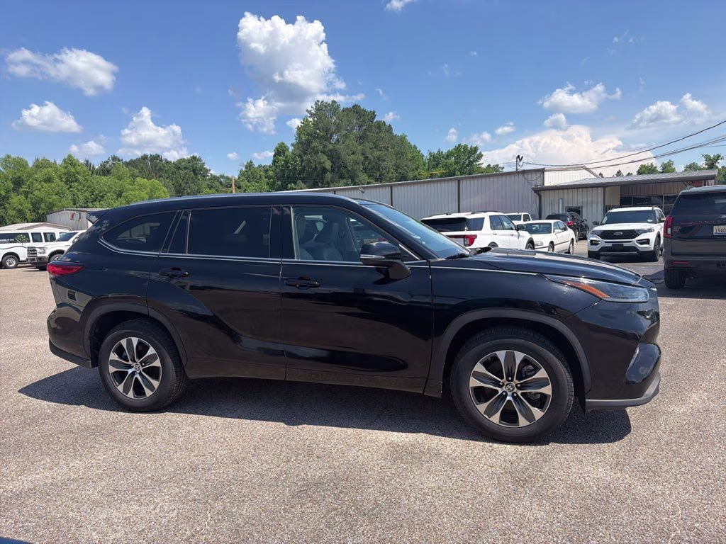 2021 Midnight Black Metallic Toyota Highlander XLE FWD SUV