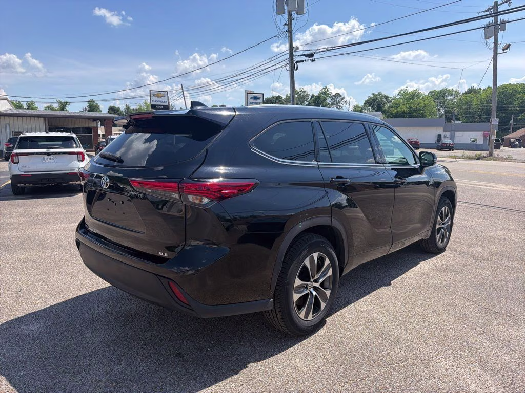 2021 Midnight Black Metallic Toyota Highlander XLE FWD SUV