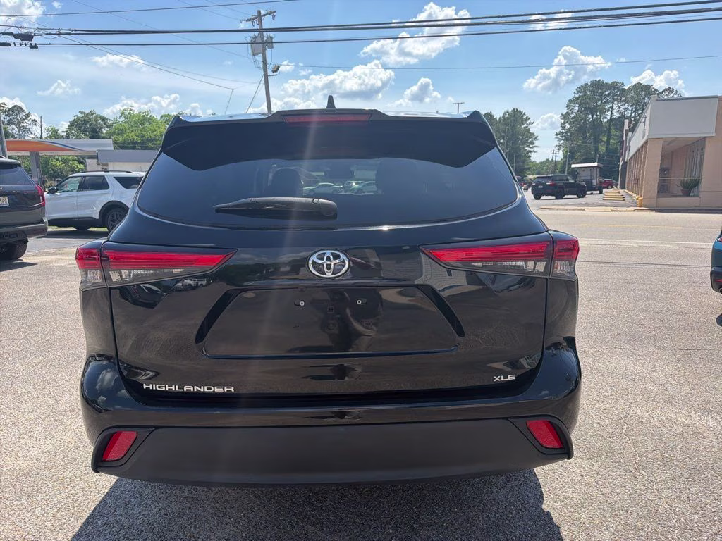 2021 Midnight Black Metallic Toyota Highlander XLE FWD SUV