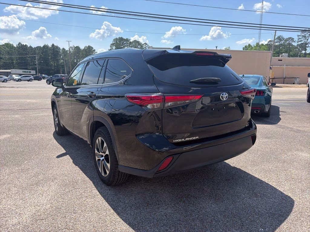 2021 Midnight Black Metallic Toyota Highlander XLE FWD SUV