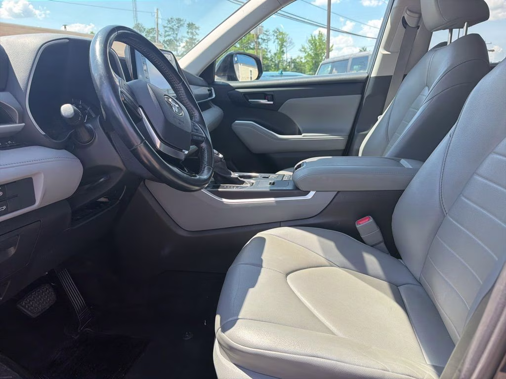 2021 Midnight Black Metallic Toyota Highlander XLE FWD SUV