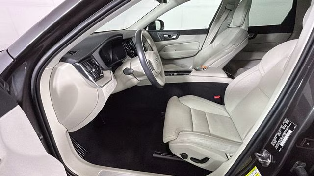 2022 Platinum Gray Metallic Volvo XC60 B5 Inscription FWD SUV