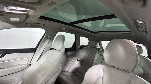 2022 Platinum Gray Metallic Volvo XC60 B5 Inscription FWD SUV