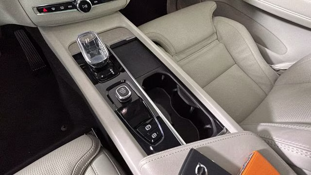 2022 Platinum Gray Metallic Volvo XC60 B5 Inscription FWD SUV