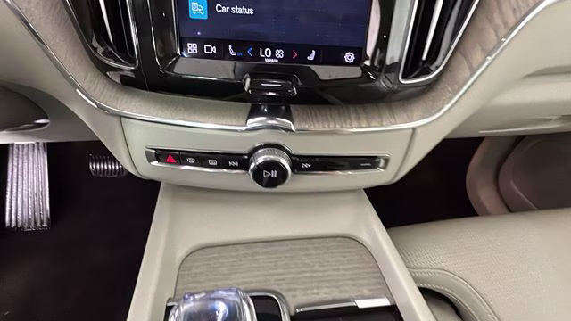 2022 Platinum Gray Metallic Volvo XC60 B5 Inscription FWD SUV