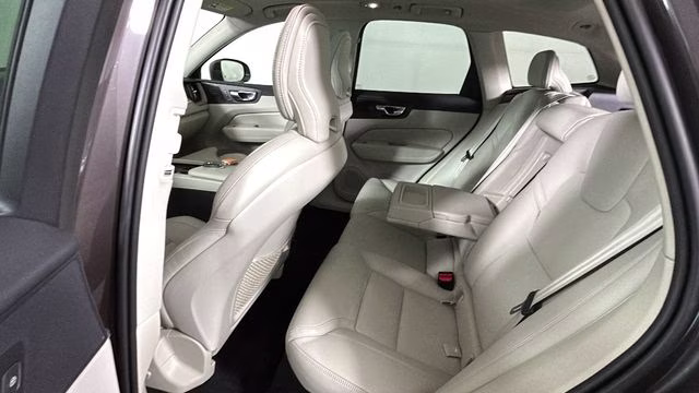 2022 Platinum Gray Metallic Volvo XC60 B5 Inscription FWD SUV