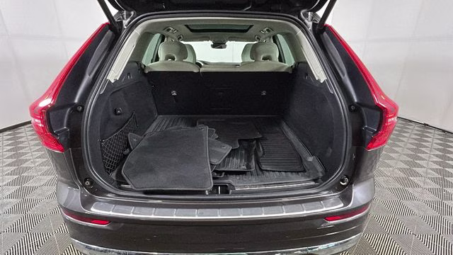 2022 Platinum Gray Metallic Volvo XC60 B5 Inscription FWD SUV