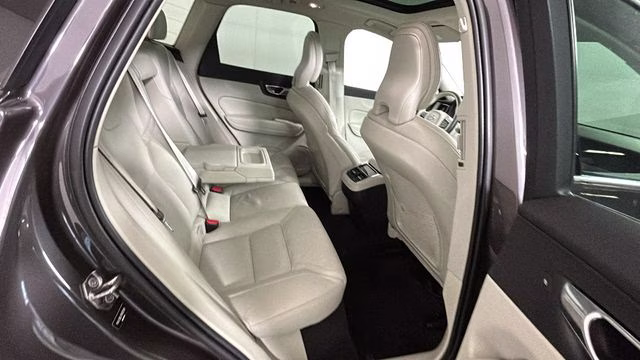 2022 Platinum Gray Metallic Volvo XC60 B5 Inscription FWD SUV