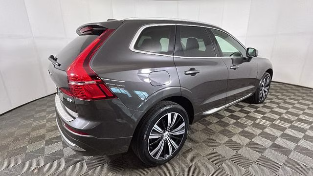 2022 Platinum Gray Metallic Volvo XC60 B5 Inscription FWD SUV