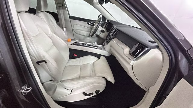 2022 Platinum Gray Metallic Volvo XC60 B5 Inscription FWD SUV