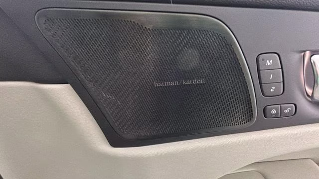 2022 Platinum Gray Metallic Volvo XC60 B5 Inscription FWD SUV