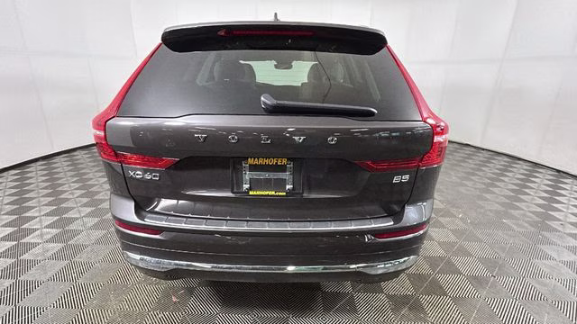 2022 Platinum Gray Metallic Volvo XC60 B5 Inscription FWD SUV