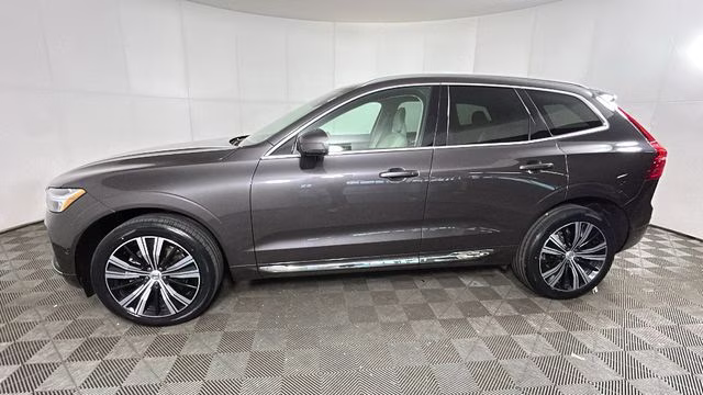 2022 Platinum Gray Metallic Volvo XC60 B5 Inscription FWD SUV
