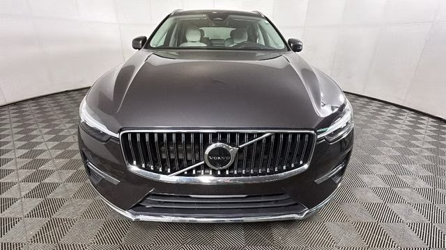 2022 Platinum Gray Metallic Volvo XC60 B5 Inscription FWD SUV