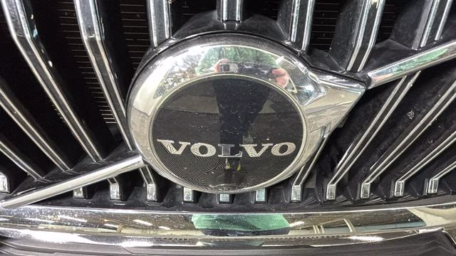 2022 Platinum Gray Metallic Volvo XC60 B5 Inscription FWD SUV