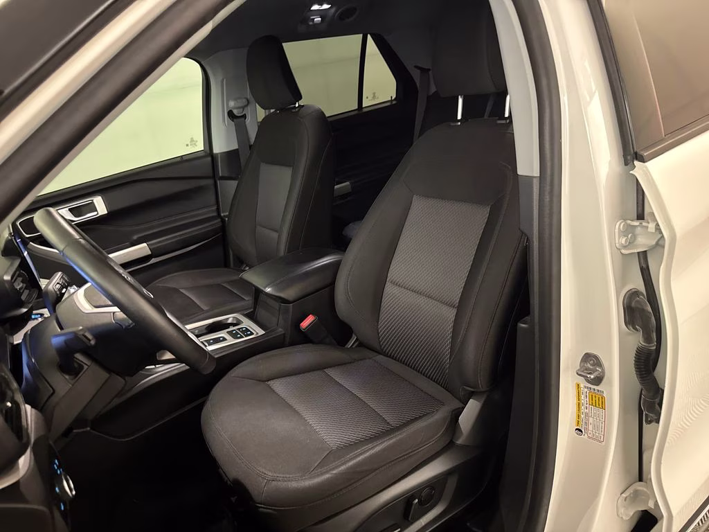 2023 Star White Metallic Tri-Coat Ford Explorer XLT RWD SUV