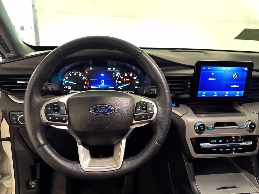 2023 Star White Metallic Tri-Coat Ford Explorer XLT RWD SUV
