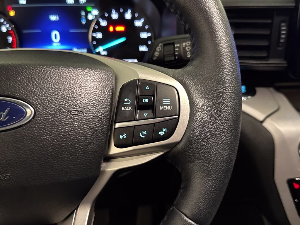 2023 Star White Metallic Tri-Coat Ford Explorer XLT RWD SUV