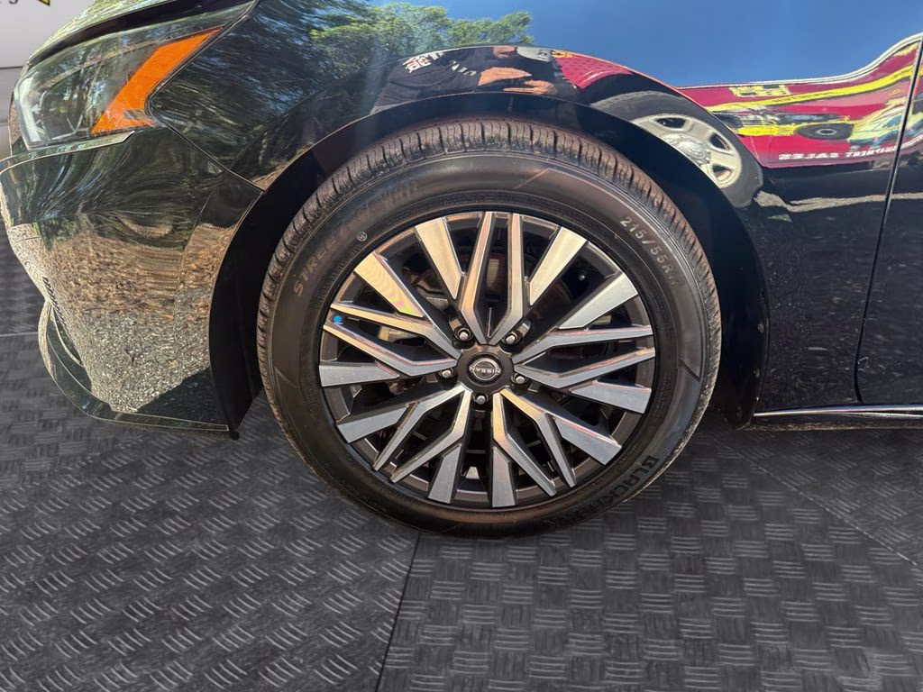 2025 Super Black Clearcoat Nissan Altima 2.5 SV FWD Sedan