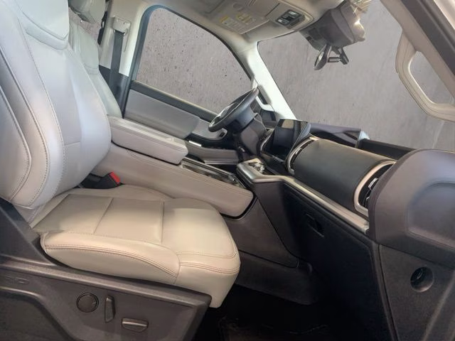 2025 White Metallic Ford Expedition Active 4X4 SUV