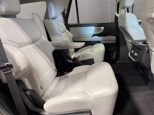 2025 Silver Metallic Ford Expedition Platinum 4X4 SUV