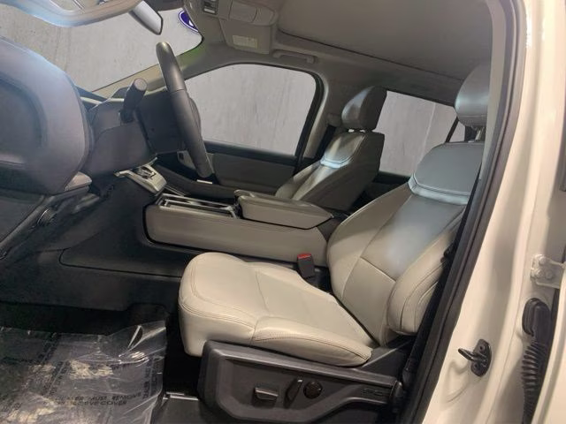 2025 White Metallic Ford Expedition Active 4X4 SUV