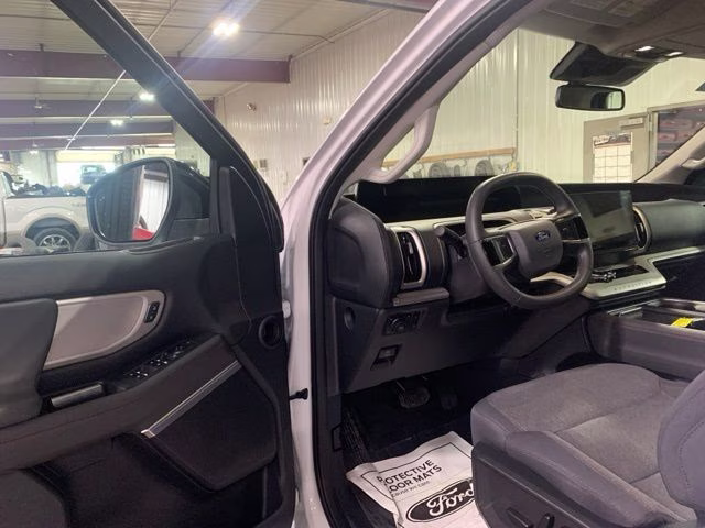 2025 Oxford White Ford Expedition Active 4X4 SUV