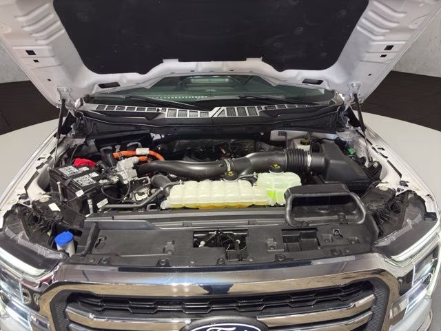 2025 White Metallic Ford F-150 Lariat 4X4 Truck