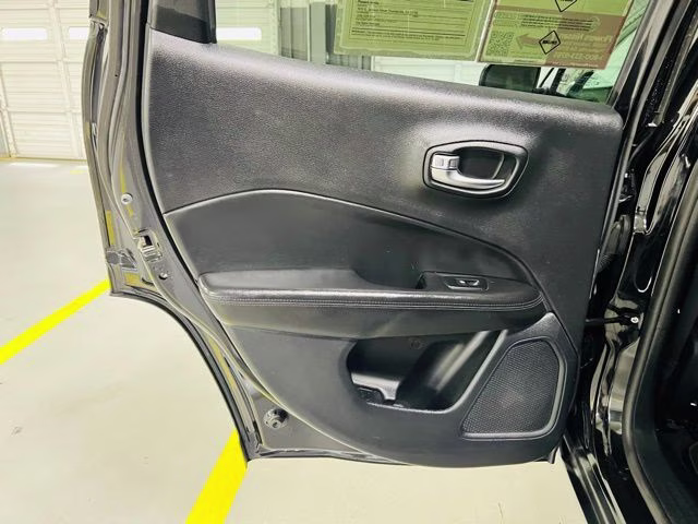 2019 Diamond Black Crystal Pearlcoat Jeep Compass Altitude FWD SUV