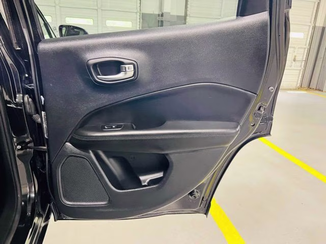 2019 Diamond Black Crystal Pearlcoat Jeep Compass Altitude FWD SUV