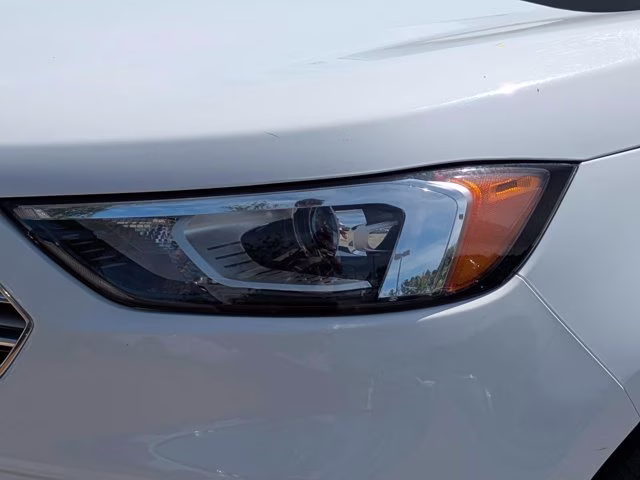 2019 Oxford White Ford Edge SE FWD SUV