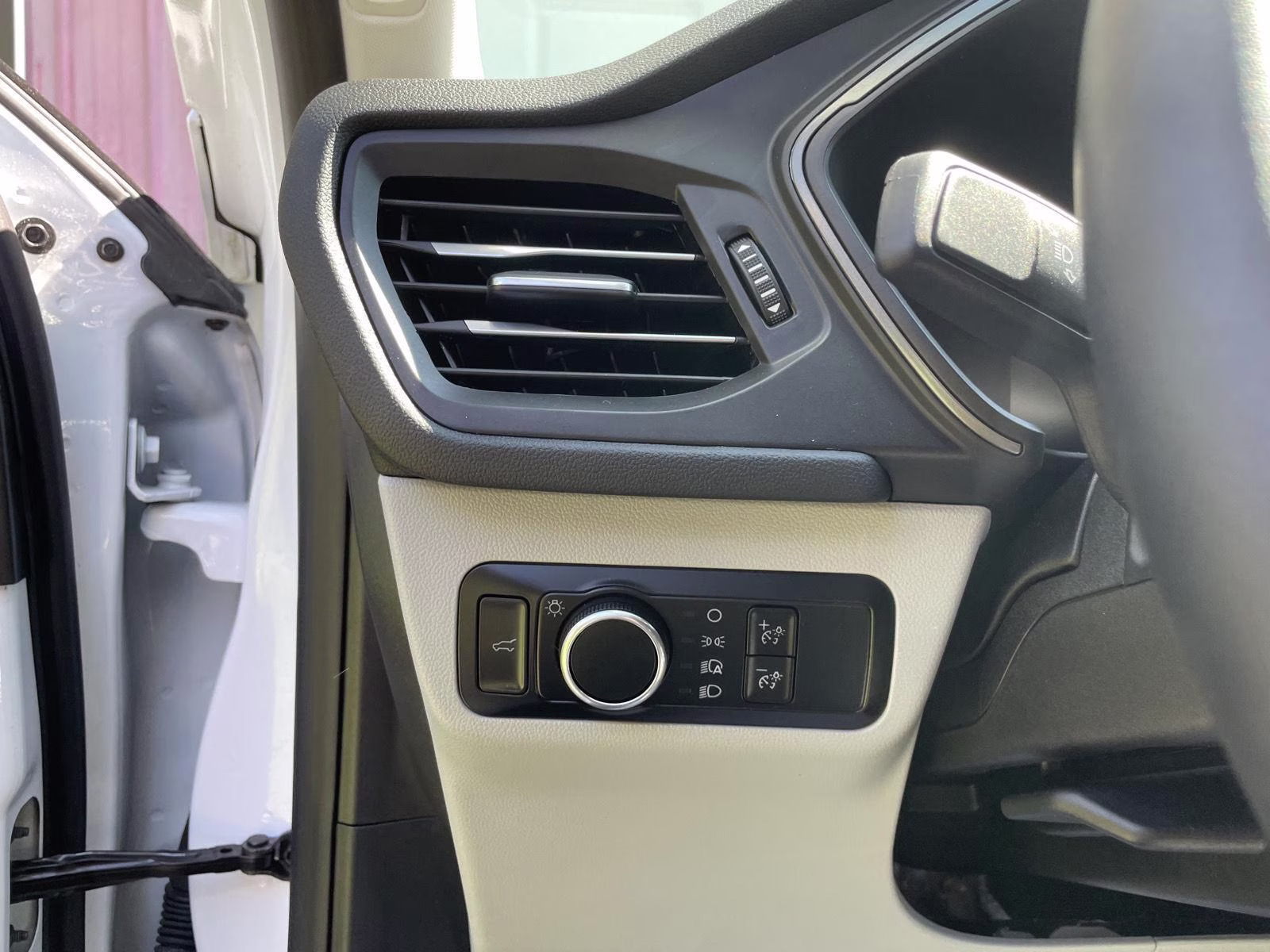 2024 Oxford White Ford Escape Active AWD SUV