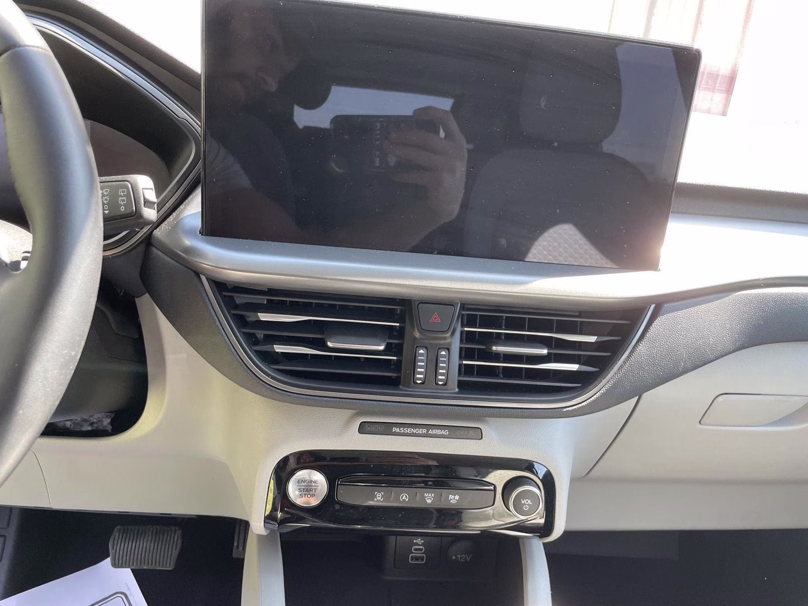 2024 Oxford White Ford Escape Active AWD SUV